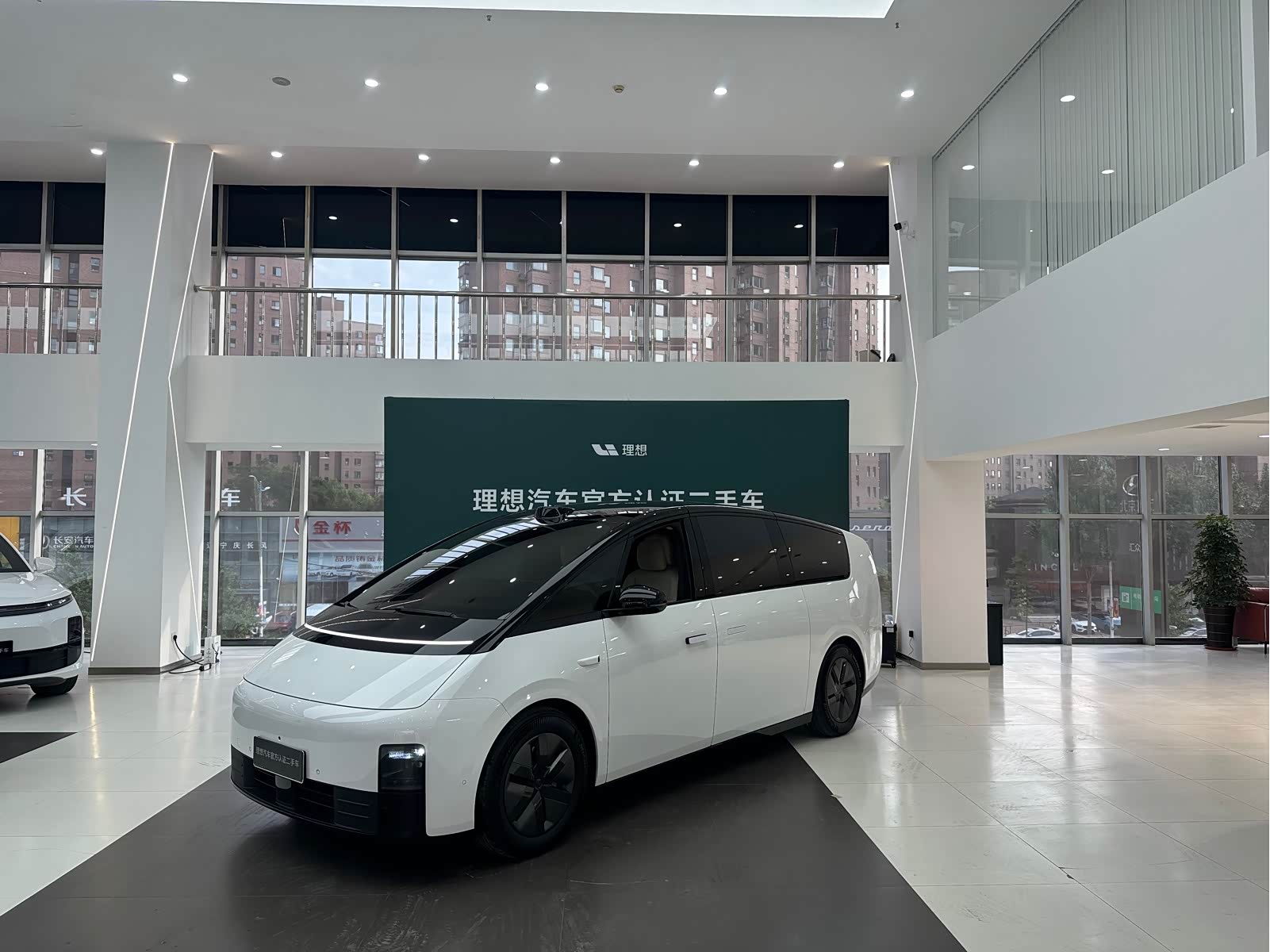 LiXiang MEGA