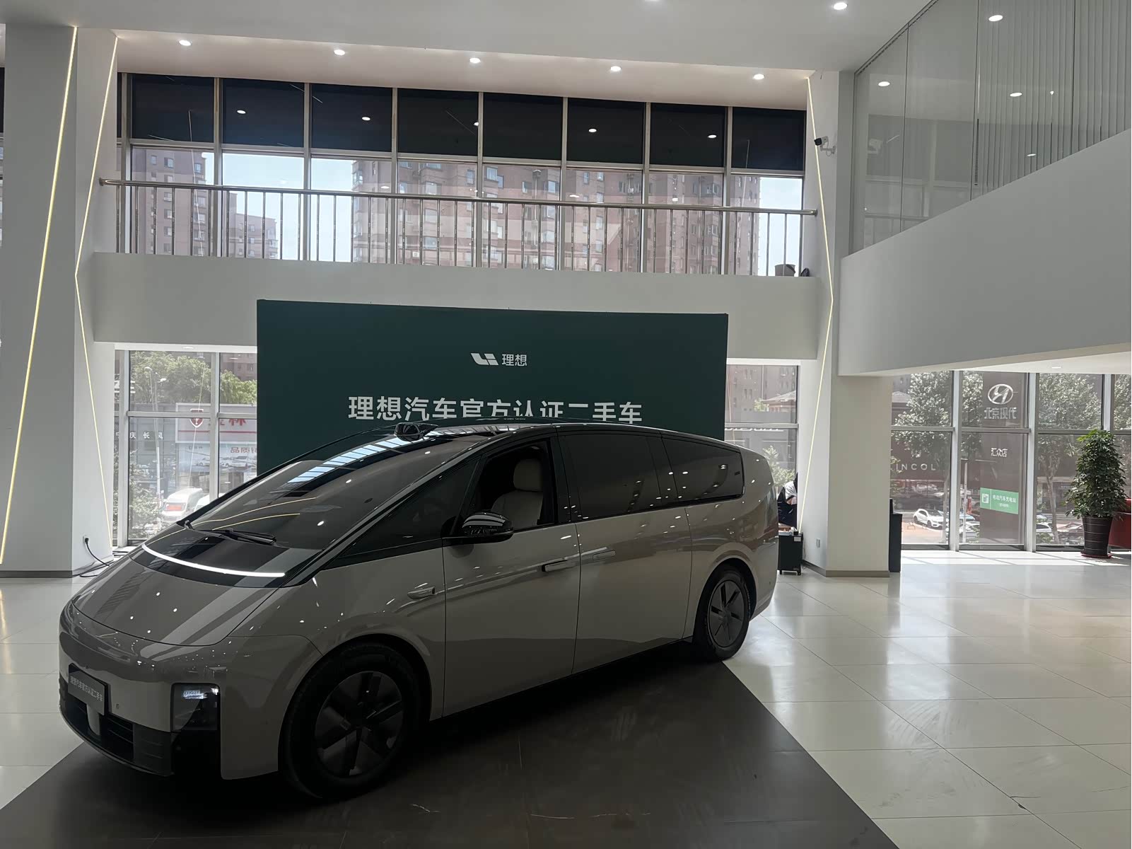 LiXiang MEGA
